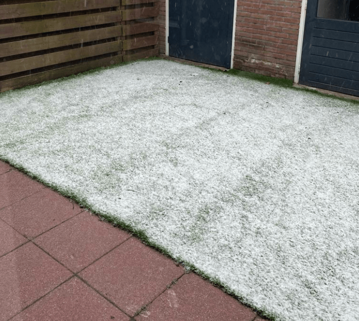 kunstgras met sneeuw