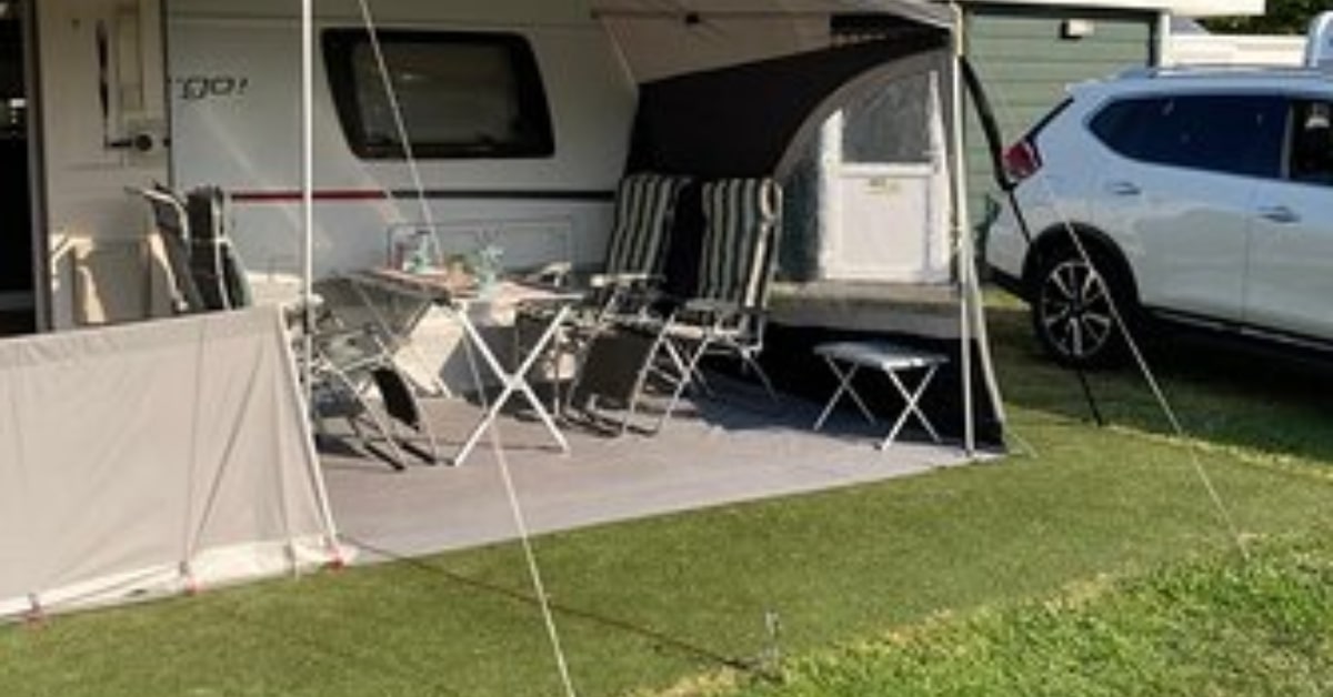 Kunstgras op een camping