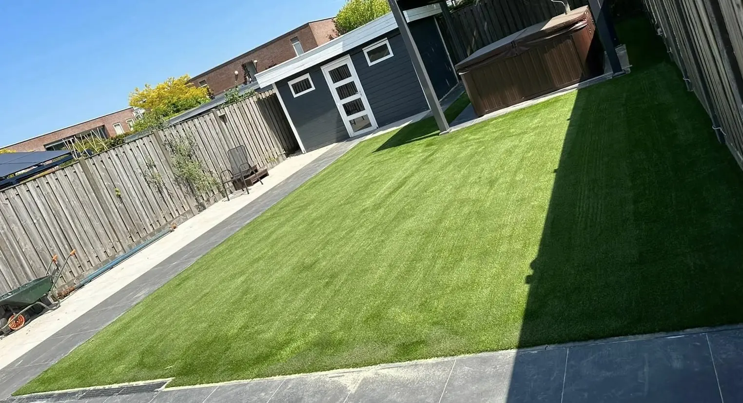 Onkruid in kunstgras voorkomen