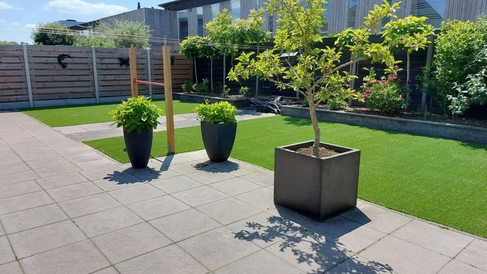 Kunstgras in de tuin naast tegels