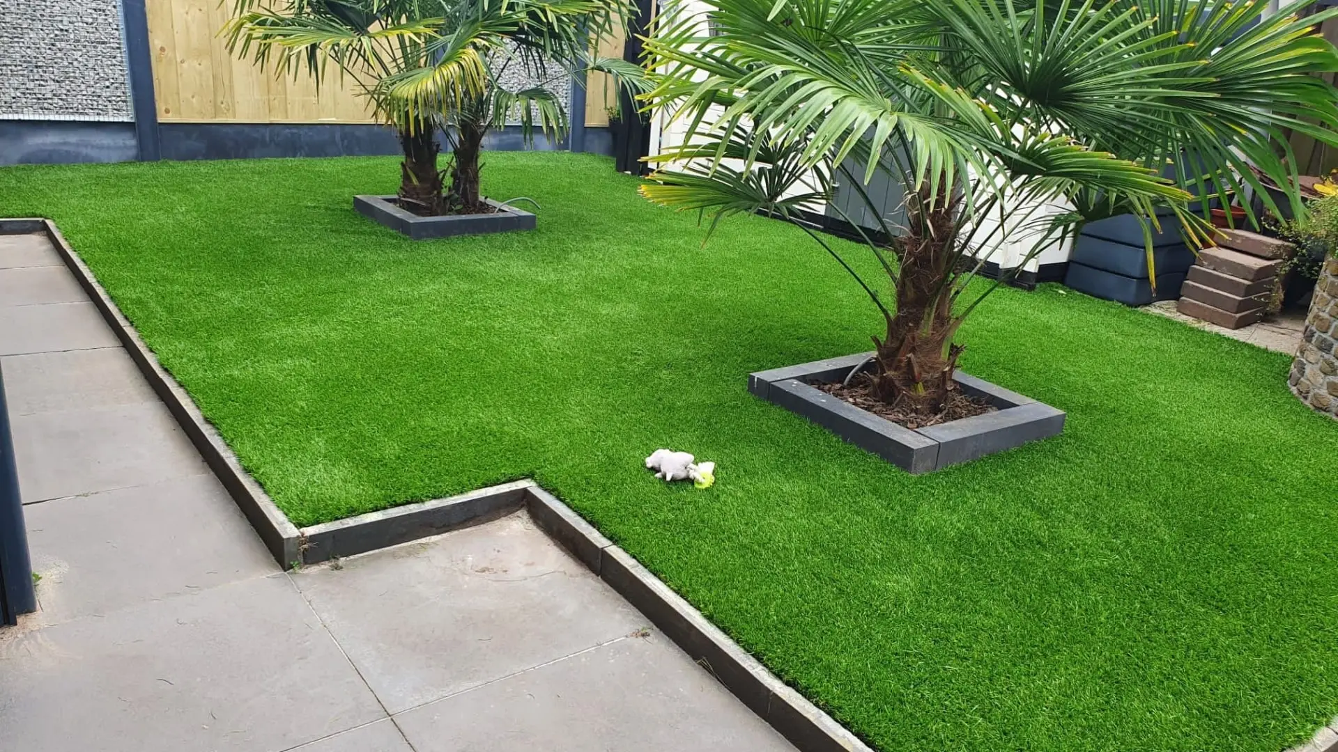 Kunstgras in de tuin gelegd